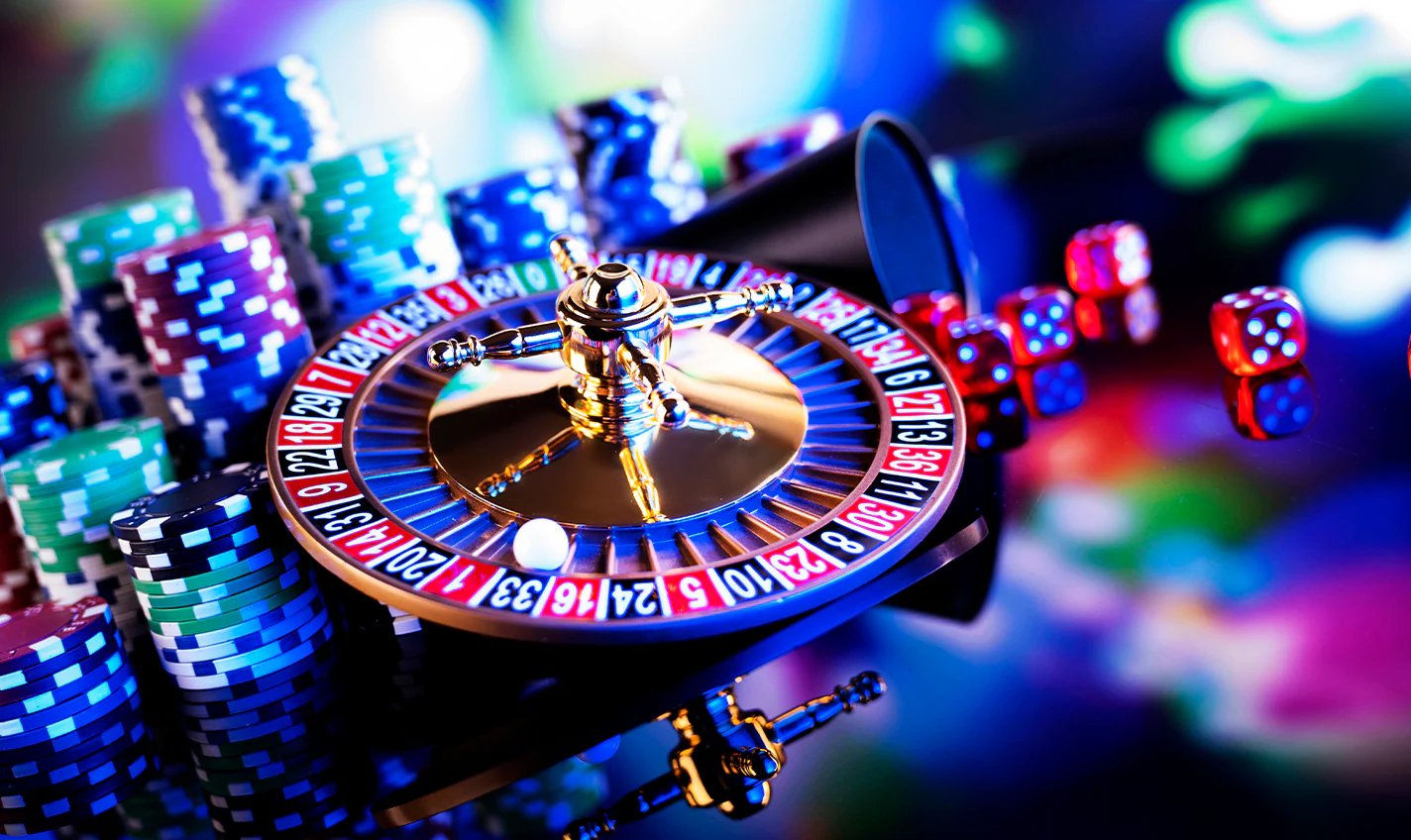 Tampilan roda Crazy Time dengan segmen berwarna dan host live dealer